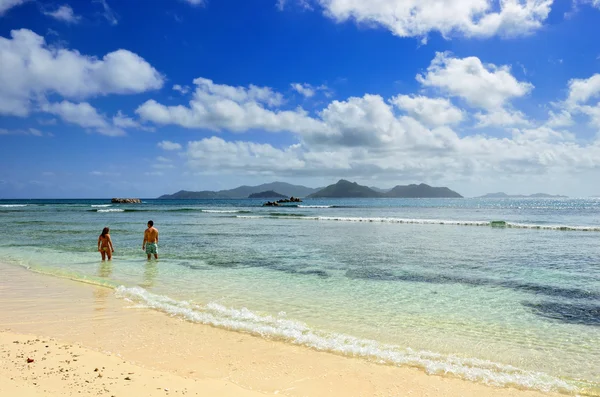 Spiaggia tropicale sull'isola delle Seychelles — Foto Stock