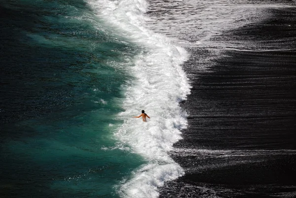 Siyah kumlu plaj — Stok fotoğraf