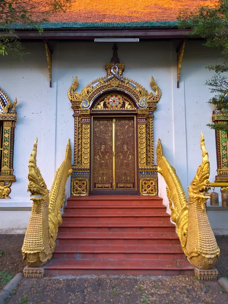 Entrance door of asian temple — Stock Photo, Image