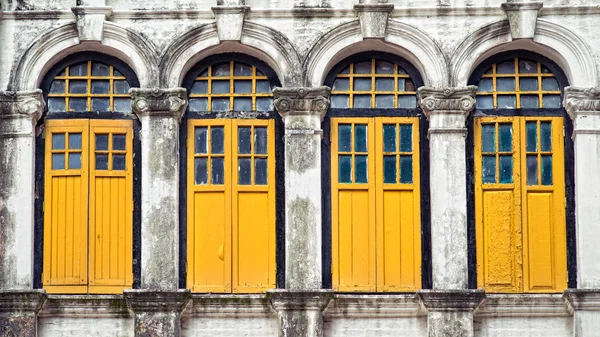 Quatro janelas amarelas — Fotografia de Stock