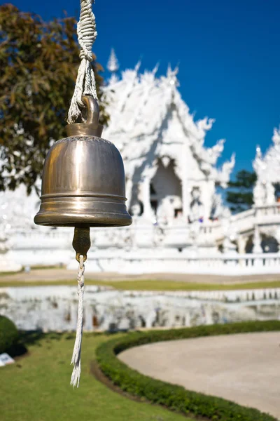 Bell in witte tempel — Stockfoto
