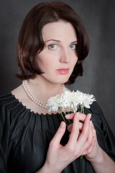 Het elegante Kaukasische jonge meisje. — Stockfoto