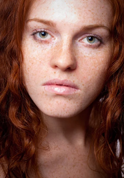 Närbild porträtt av en vacker kvinnlig modell — Stockfoto