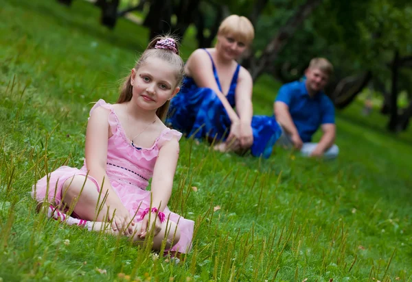 Glückliche Familie in der Natur auf einem grünen Gras — Stockfoto