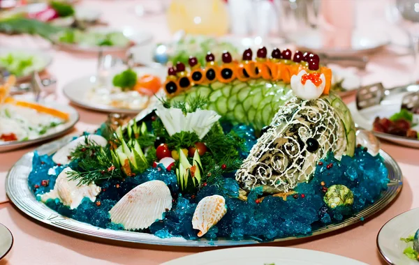 Жареная рыба в тарелке — стоковое фото