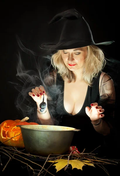 魅力的な魔女ハロウィーンの前夜にポーションを調理します。 — ストック写真