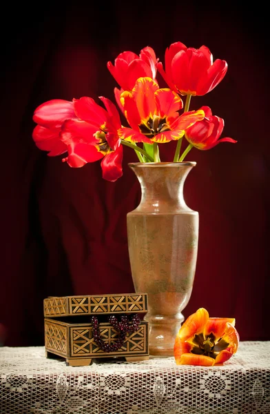 Natureza morta com um buquê de tulipas a um vaso e um peito / — Fotografia de Stock