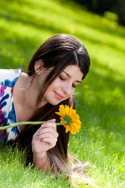 La fille aux cheveux longs contre les pommiers en fleurs . — Photo
