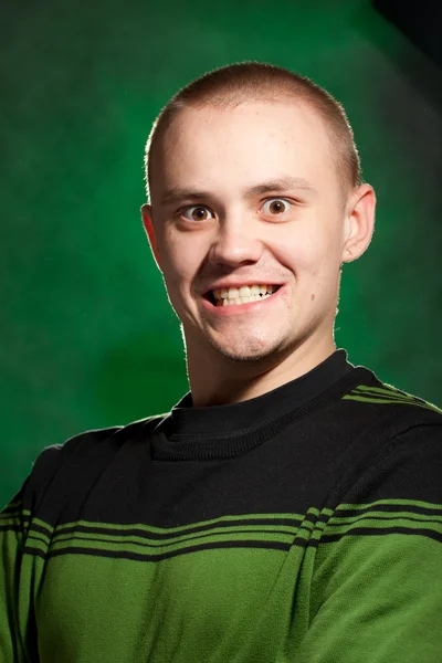Портрет подростка на зеленом фоне в зеленой одежде — стоковое фото