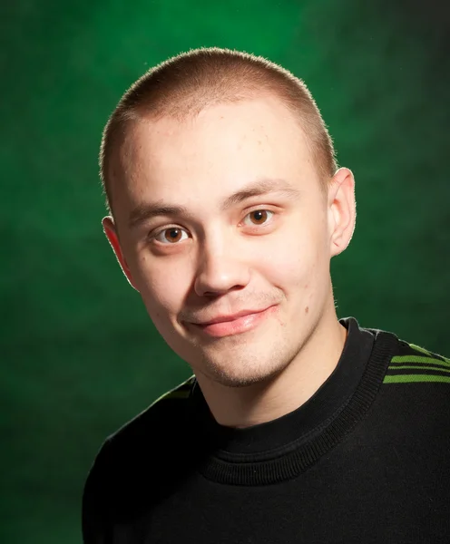 Porträtt av tonåringen på en grön bakgrund i gröna kläder — Stockfoto