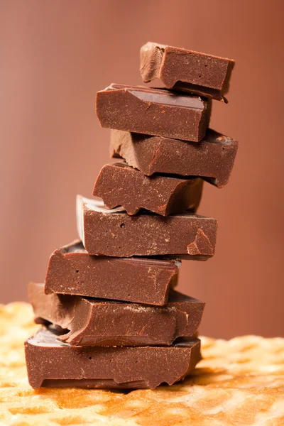 Närbild på choklad bitar — Stockfoto