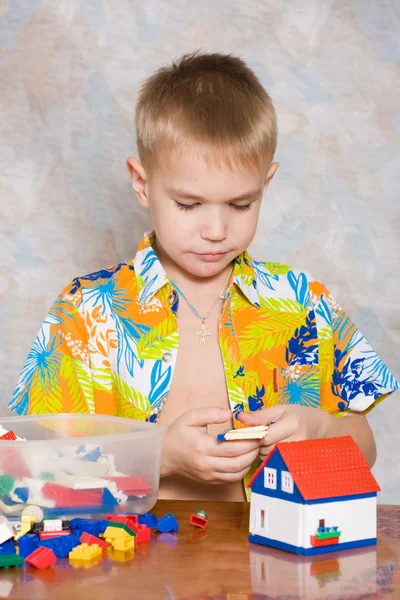 Porträtt av en liten blond pojke — Stockfoto