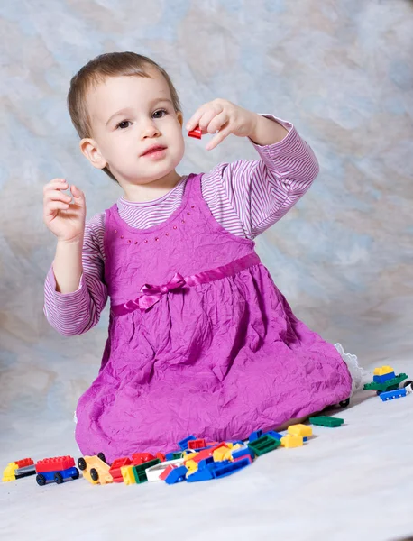 おもちゃでピンクのドレスで子供 — ストック写真