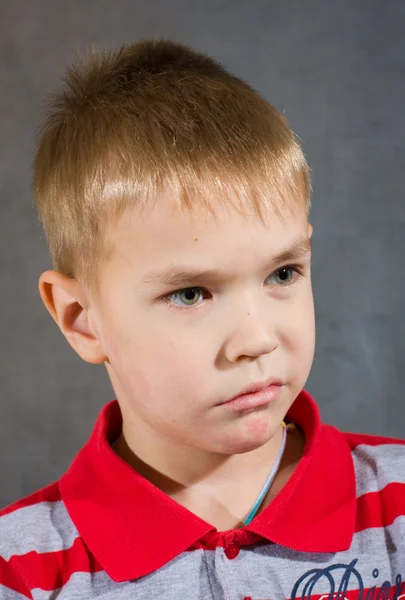 Портрет мальчика в рубашке с воротником — стоковое фото