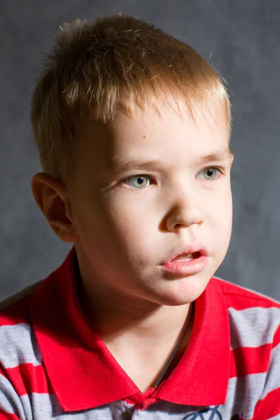 Retrato del niño en una camisa con cuello de ar —  Fotos de Stock