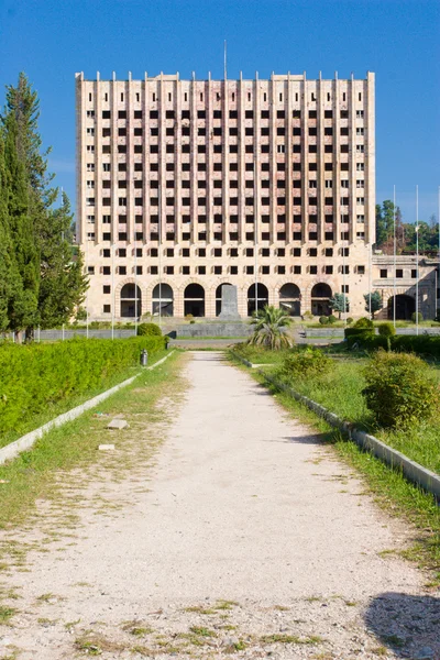 素坤阿布哈兹状态议院在后格鲁吉亚-阿布哈兹瓦素坤 — 图库照片