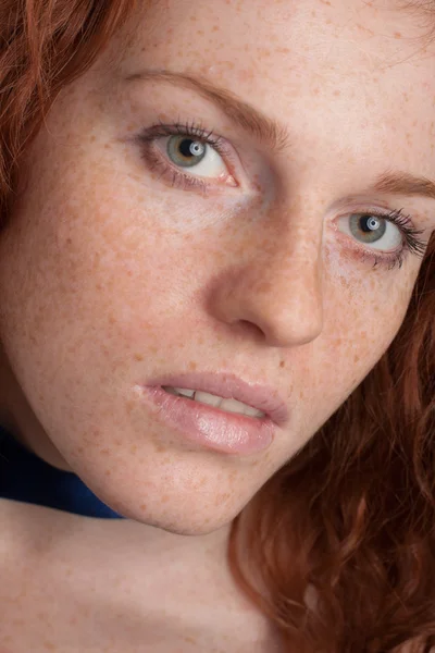 Närbild porträtt av en vacker kvinnlig modell — Stockfoto