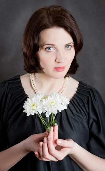 Das elegante kaukasische junge Mädchen. — Stockfoto
