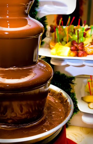 Frutas, bagas preparadas para o bem-estar em uma fonte de chocolate — Fotografia de Stock