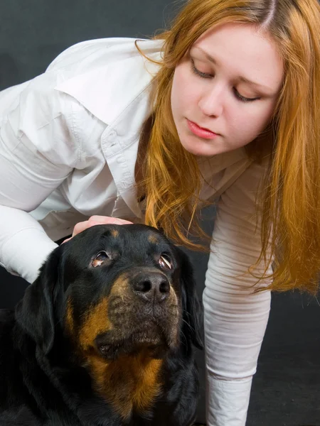 Flickan med en hund — Stockfoto