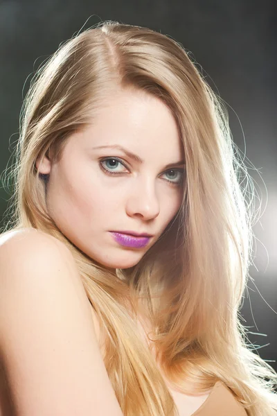 Close up retrato de uma bela modelo feminina — Fotografia de Stock