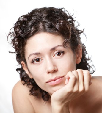 Studio genç esmer kız portresi