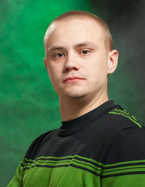 Retrato do adolescente em um fundo verde em roupas verdes — Fotografia de Stock