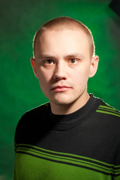 Портрет подростка на зеленом фоне в зеленой одежде — стоковое фото