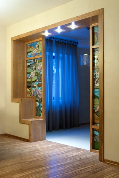 Interiér domu s mozaikové okno a dřevěný oblouk — Stock fotografie