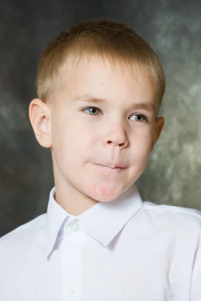 Портрет мальчика в рубашке с воротником — стоковое фото