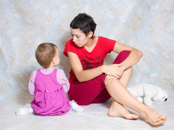 Mother abuses the daughter for disobedience — Stock Photo, Image