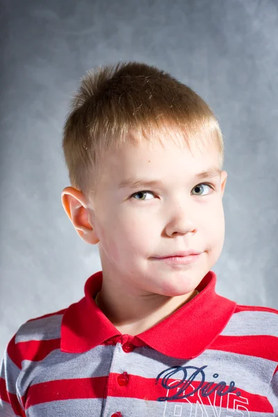 Porträtt av pojken i en skjorta med ar krage — Stockfoto