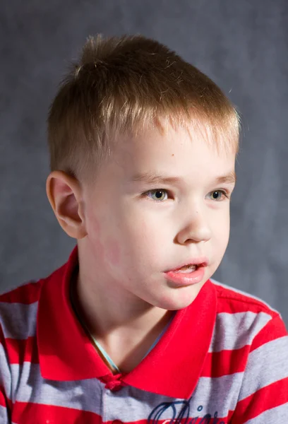 Retrato do menino em uma camisa com colar de ar — Fotografia de Stock
