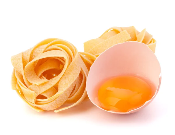 Pâtes aux œufs italiennes nid de fettuccine — Photo