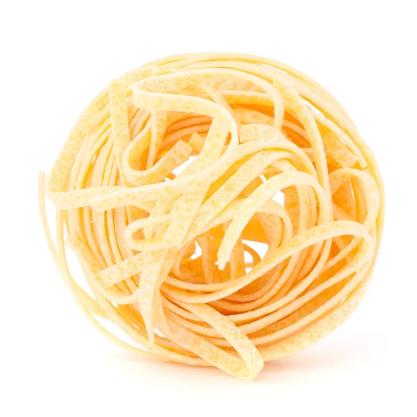 Italian pasta tagliatelle pesä eristetty valkoisella taustalla — kuvapankkivalokuva