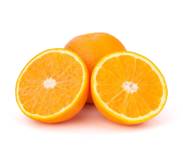 Segmenty owoców pomarańczy w plasterkach, izolowane na białym tle — Zdjęcie stockowe