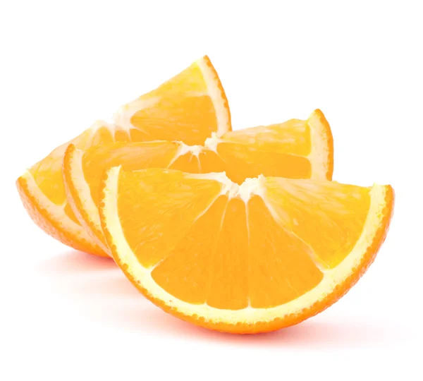 Dilimlenmiş portakal meyve segmentleri beyaz arkaplanda izole edilmiş — Stok fotoğraf