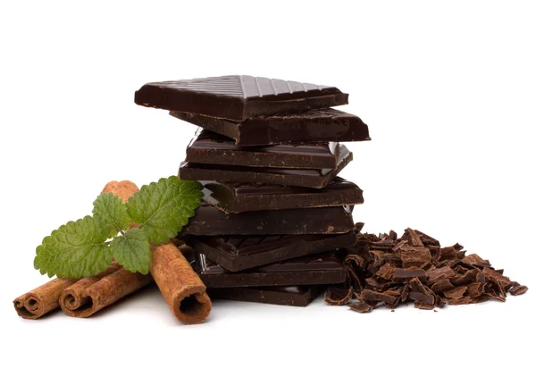 Barras de chocolate pilha e paus de canela — Fotografia de Stock