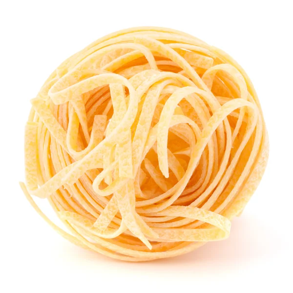 Nido de tagliatelle de pasta italiana aislado sobre fondo blanco — Foto de Stock