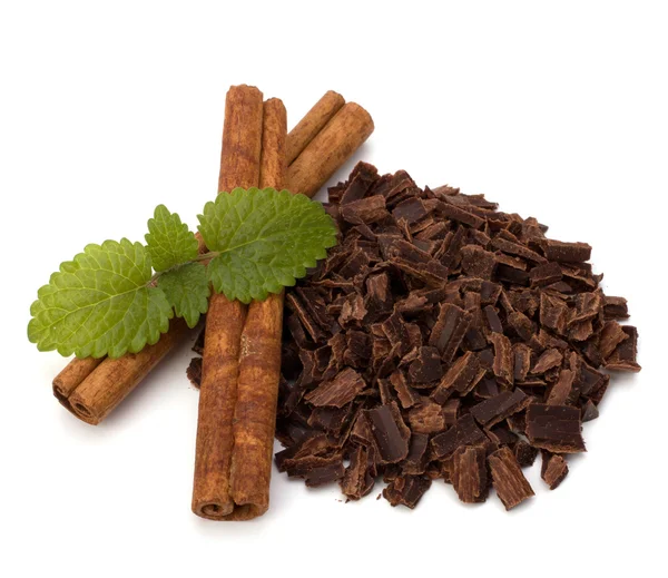Crushed chocolate shavings pile and cinnamon sticks — Stock Photo, Image