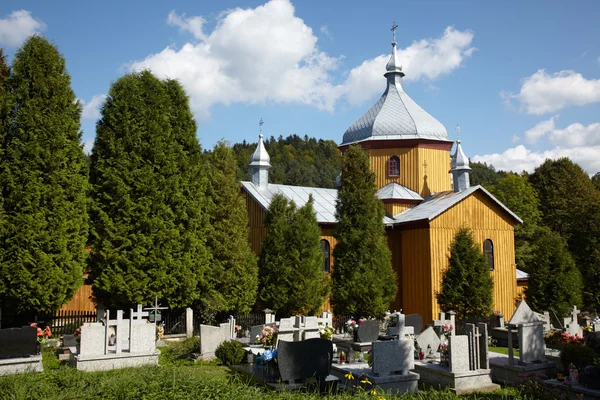 Kościółek na cmentarzu — Zdjęcie stockowe