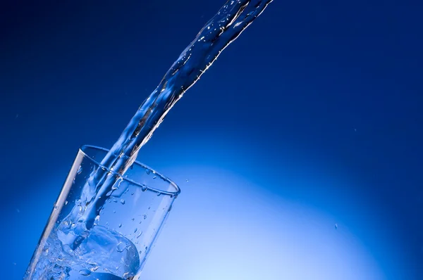 Mineralwasserstrahl in ein Glas gießen — Stockfoto