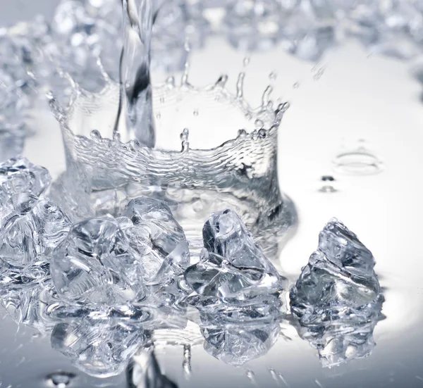Närbild bild av några is bitar i vatten — Stockfoto
