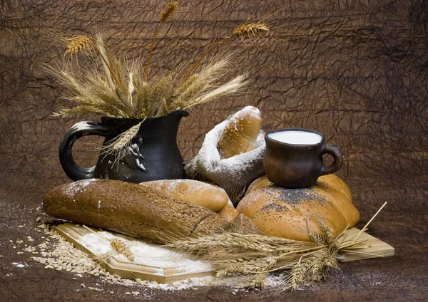 Pane, cereali, frumento, farina e tazza di latte . — Foto Stock