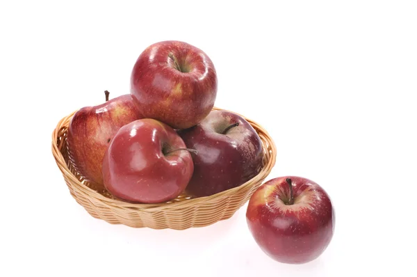 Еда из яблок в корзине — стоковое фото