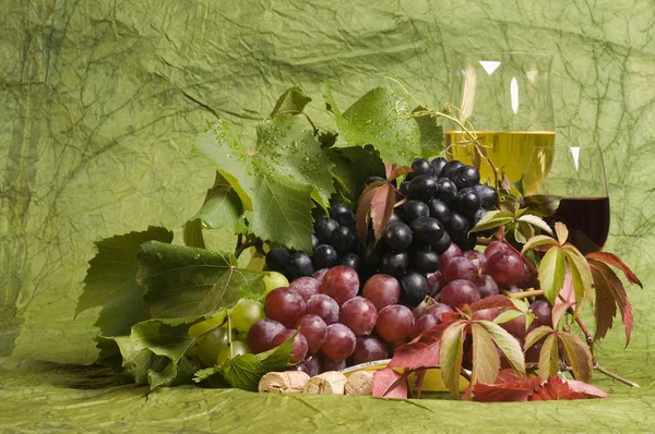 Rotwein und Trauben aus nächster Nähe — Stockfoto