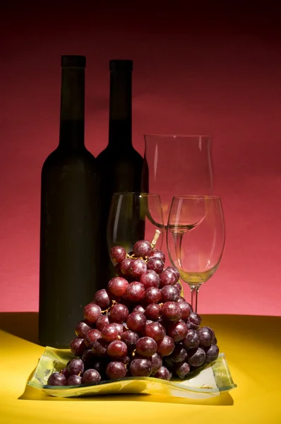 Winogron i wina butelka martwa — Zdjęcie stockowe