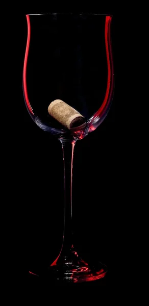 Objeto de vidro de vinho em estilo low key com cortiça . — Fotografia de Stock