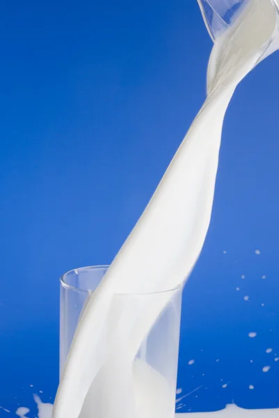 Pouring milk — Stock Photo, Image
