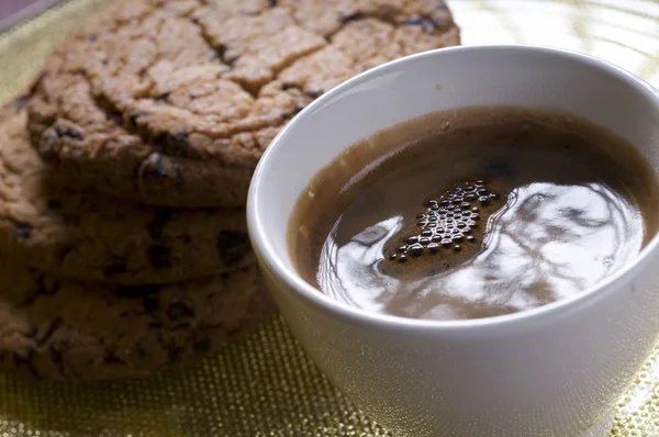 Coffee cup and chocolate cookies — Stock Photo, Image